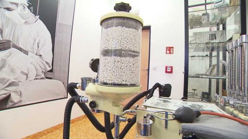 Sběratelka historických operačních nástrojů