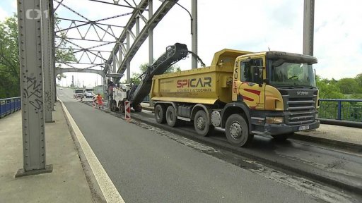 Rekonstrukce mostu komplikuje provoz