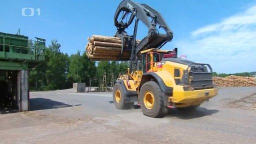 Pila daruje dřevo na střechy stržené tornádem