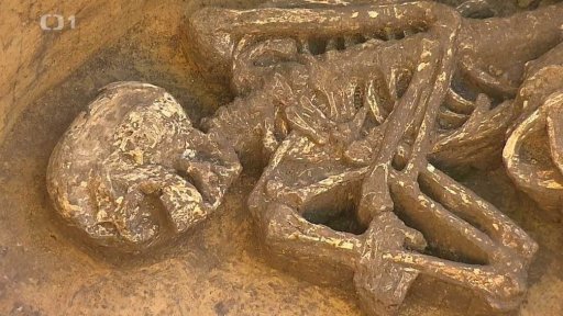 Nález 4000 let starých koster