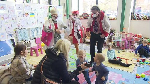 Zdravotní klauni hrají pro ukrajinské děti