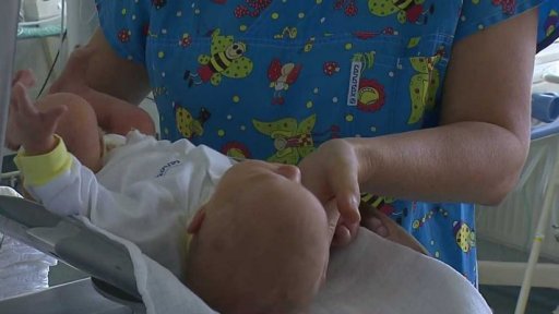 Porodní asistentky navštěvují prvorodičky doma