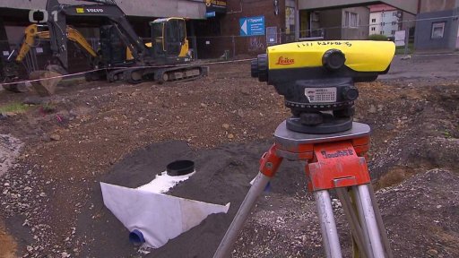 Rekonstrukci pozastavil nález koster