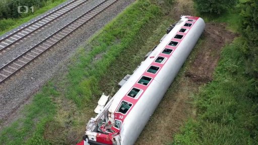 Odklízení trosek vlaku po neštěstí