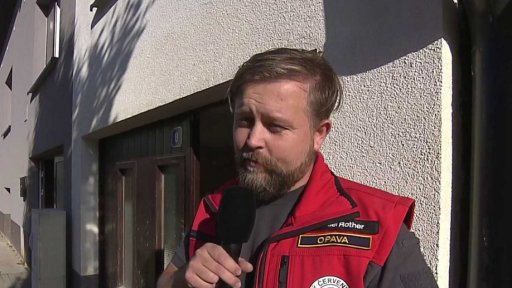 Lidé stále dobrovolně uklízejí po povodních