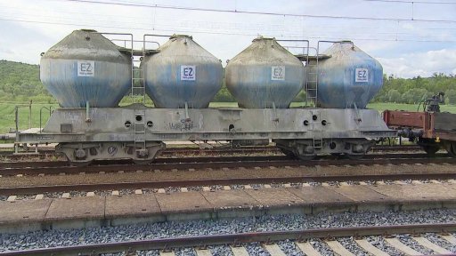 Obří filtry na vodu znečištěnou benzenem