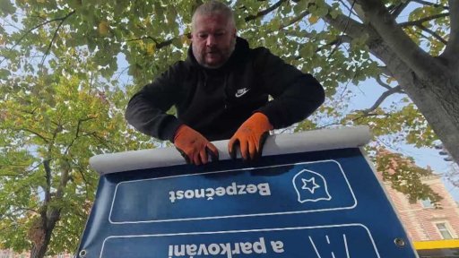 Lidé bez domova recyklují volební plakáty