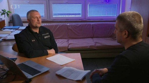 Ženu ani květinou...