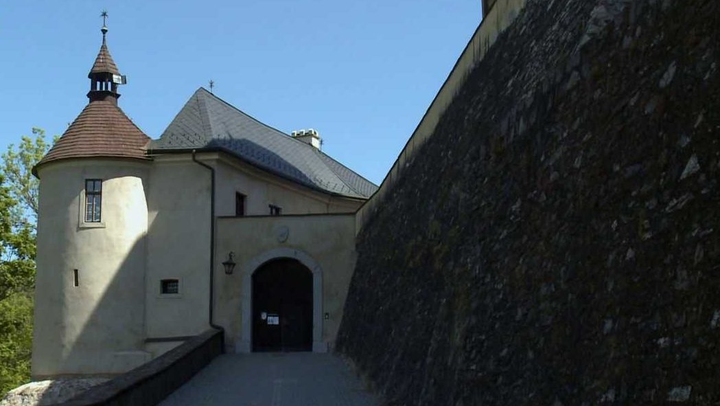 Krajinou příběhů českých hradů známých i neznámých