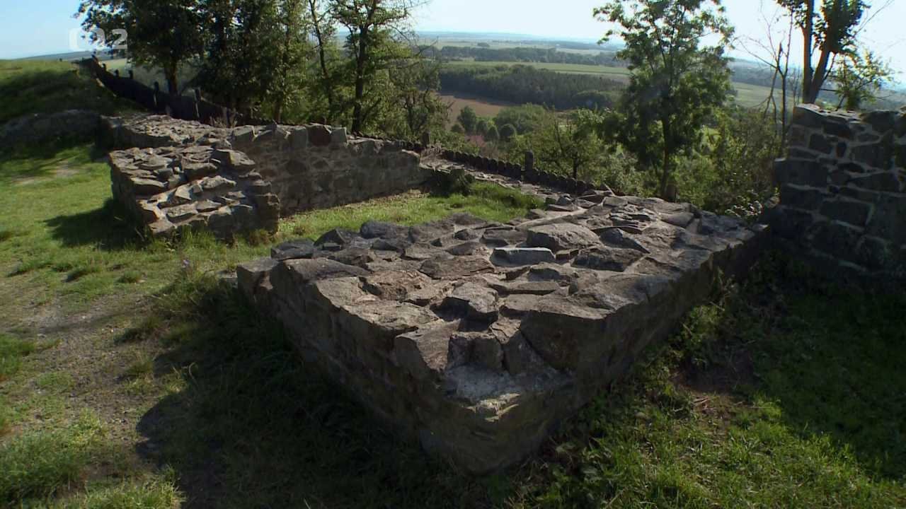 Krajinou příběhů českých hradů známých i neznámých