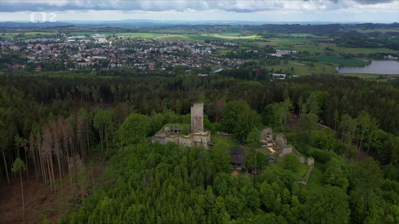 Krajinou příběhů českých hradů známých i neznámých