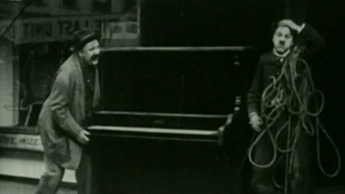 Chaplin stěhuje piáno
