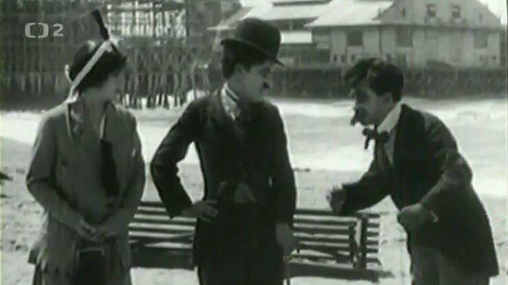 Chaplin na mořském břehu